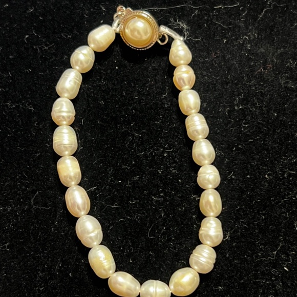 Elegant Freshwater Pearl Jewelry Set - Necklace, Bracelet, and Earrings - Picture 11 of 13
